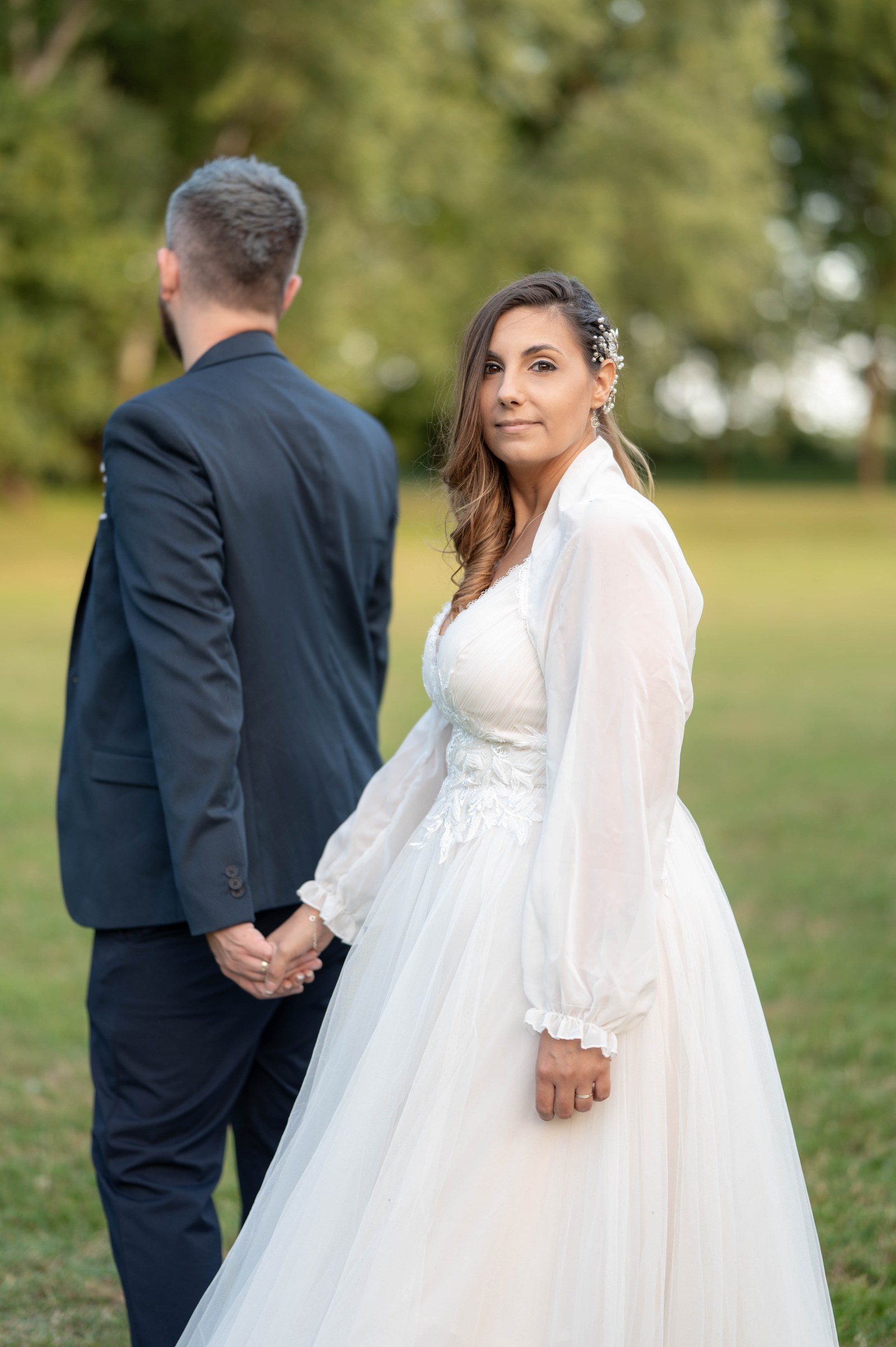 Moment de complicité spontané d'un couple, photographe mariage documentaire Lille sans mise en scène
