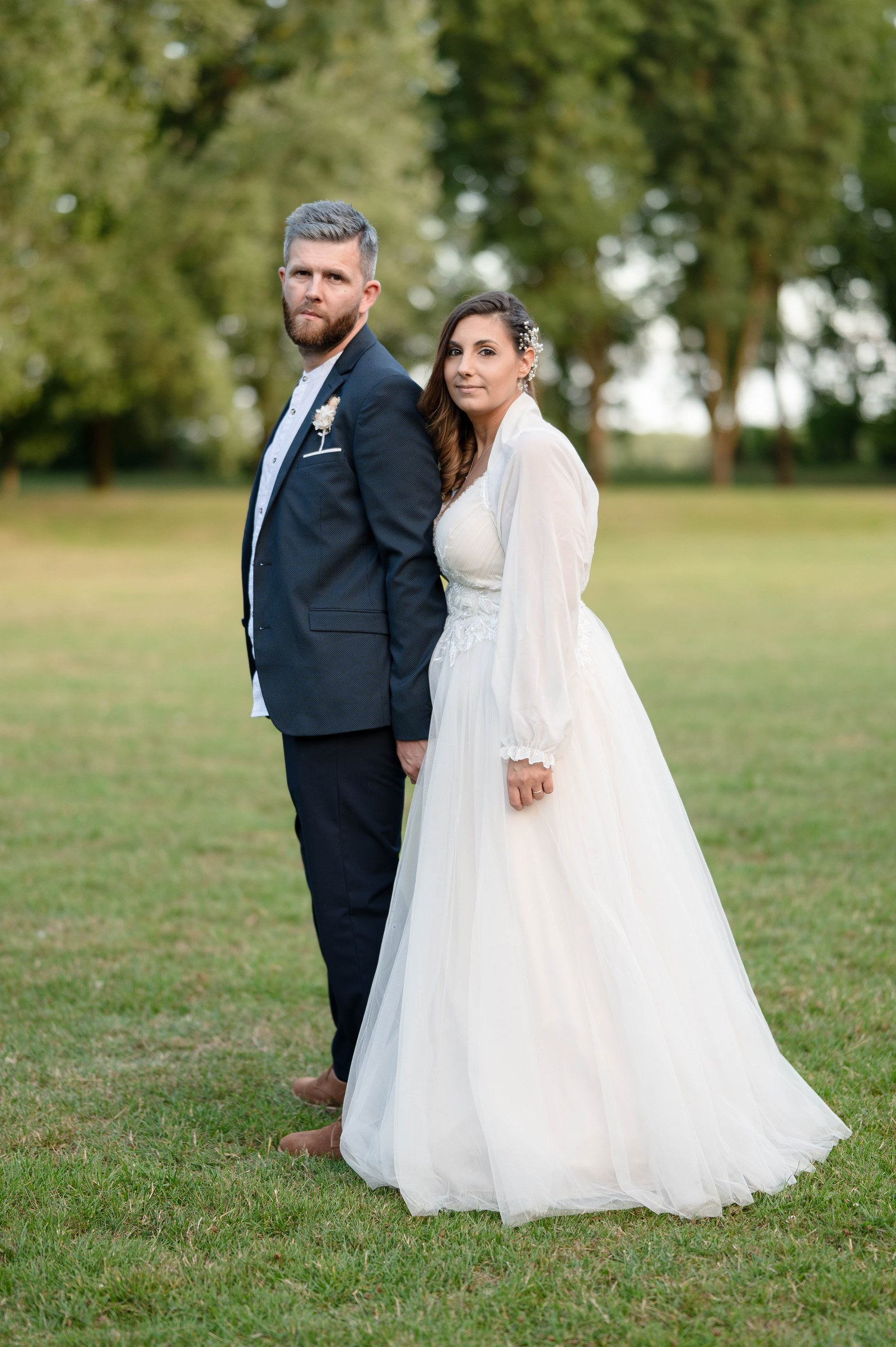 Couple pendant une séance en extérieur, photographe mariage France lumière naturelle