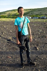 Etienne à 12 ans avec son premier appareil photo à La Réunion