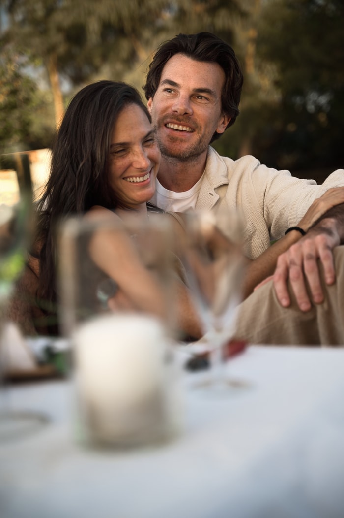 Couple partageant un moment de complicité pendant une activité culinaire