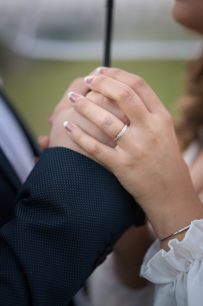 Rires authentiques pendant un jeu d'animation lors de la réception