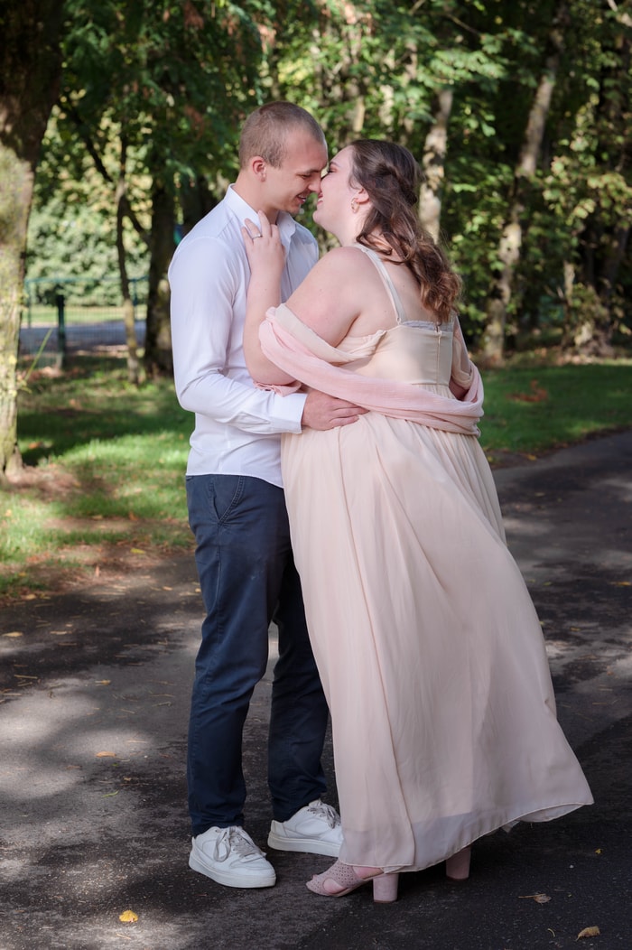 Regard complice entre les mariés