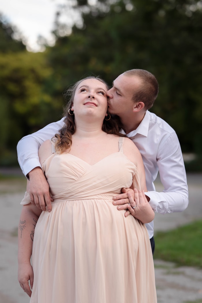 Moment de douceur capturé en lumière naturelle