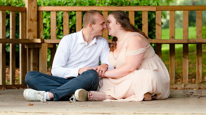 Sourires naturels pendant la journée de mariage