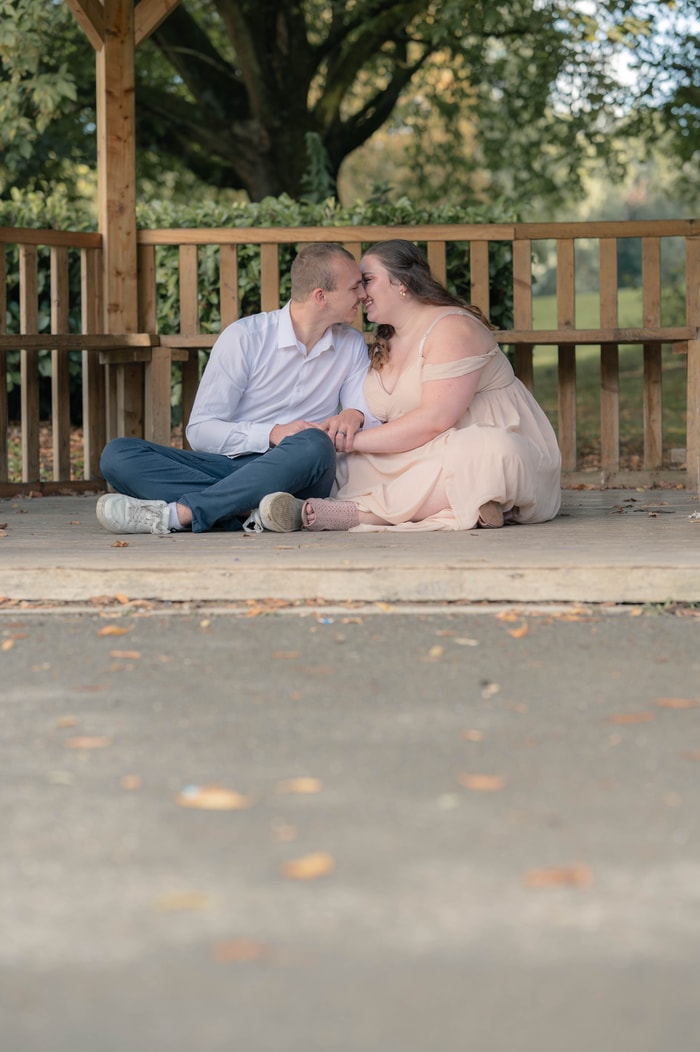 Mariés échangeant un regard complice pendant les préparatifs ensemble