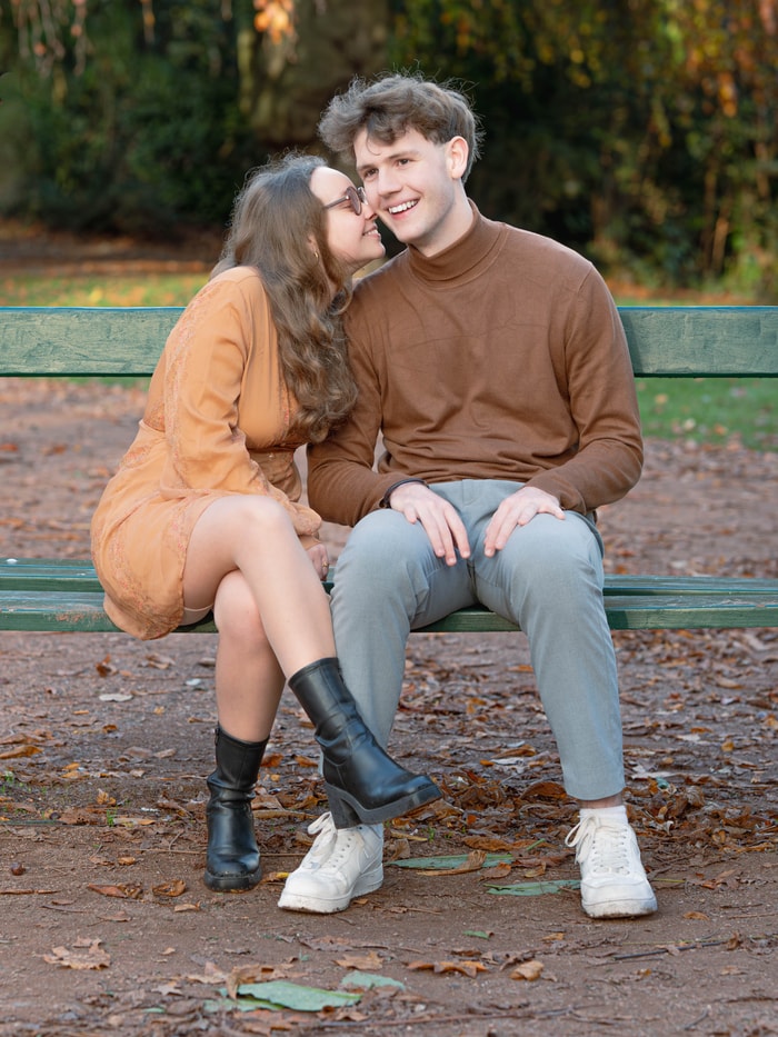 Joie collective capturée pendant une activité festive en soirée