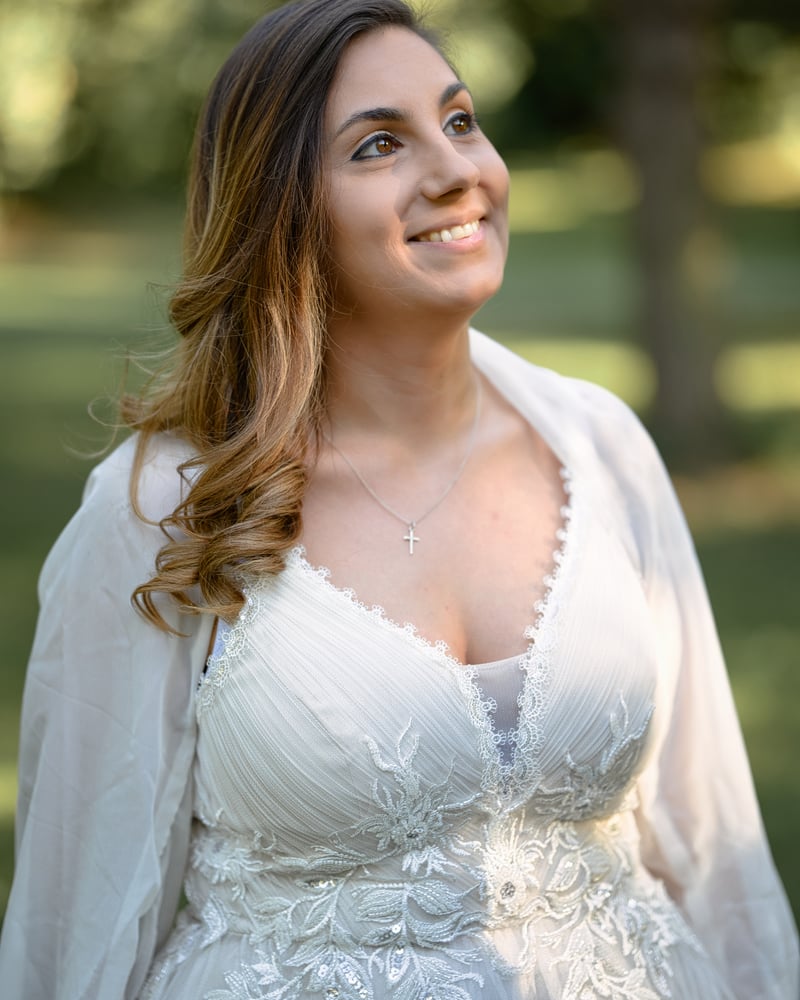 Couple marchant main dans la main dans un parc, riant naturellement - photo de mariage authentique
