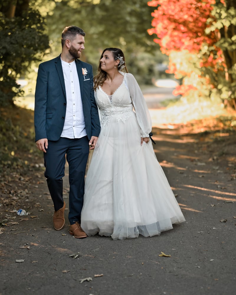 Mariés riant ensemble pendant une activité, moment de complicité capturé naturellement