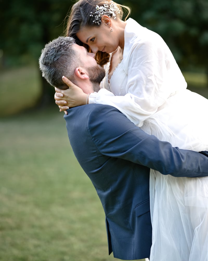 Moment de connexion authentique entre mariés, regards complices sans pose artificielle